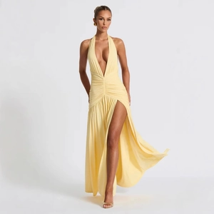Robe longue licou jaune pâle élégante avec décolleté en V et fente haute pour la soirée