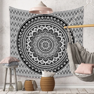 Détail d'une tapisserie murale mandala noire dans un décor de maison de style bohème