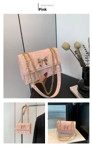 Detailansicht der rosa gesteppten Umhängetasche mit goldener Schleife und Kette