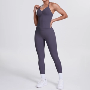 Detail der lila High-Waist Yoga-Leggings und des V-Ausschnitt Sport-BHs mit Trägern