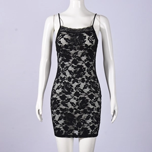 Detalle del vestido corto de encaje negro con bordado floral y tirantes finos