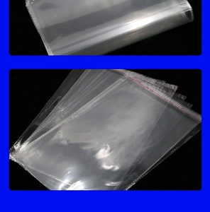 Primer plano de bolsas de plástico OPP adhesivas transparentes con tira roja protectora