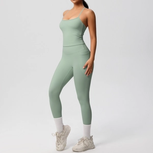 Détail du legging de yoga taille haute avec poches latérales en tricot vert menthe