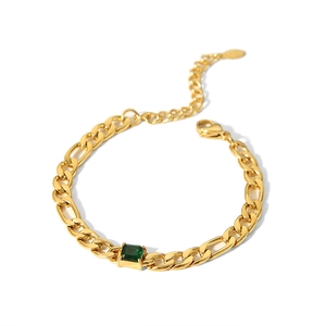 Détail d'un bracelet Figaro plaqué or 18 carats avec un zircon vert émeraude rectangulaire