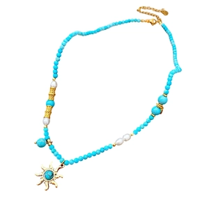 Collier ethnique avec perles turquoise, perles d'eau douce et pendentif soleil doré