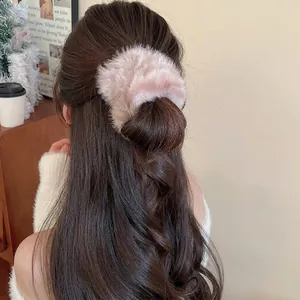 Elastico per capelli rosa in peluche a righe con texture in finta pelliccia morbida