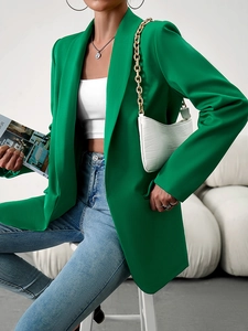 Vue avant d'un blazer vert sans bouton porté avec un jean et un sac à chaîne blanc