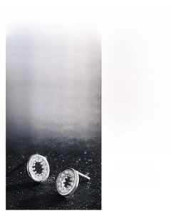 Gros plan de boucles d'oreilles ovales en argent S925 avec zircons scintillants