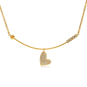 Elegante goldene Herz-Halskette mit funkelnden Zirkonia-Steinen auf weißem Hintergrund