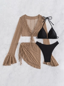 Vue à plat d'un ensemble de plage 4 pièces avec bikini noir et haut en dentelle marron