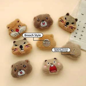Simpatiche spille emoji in peluche di marmotta e capibara con ricami e retro aperto