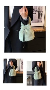 Détail du sac seau en peluche vert avec cordon de serrage et texture en fausse fourrure