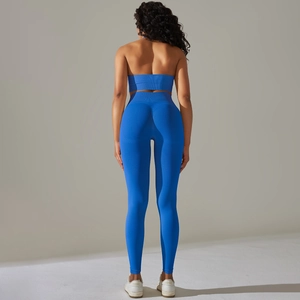 Vue arrière de l'ensemble brassière de sport et legging taille haute bleu