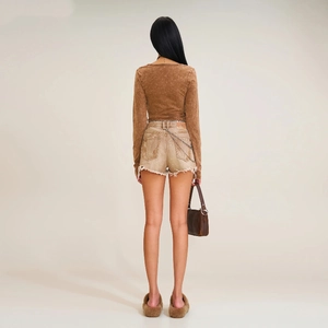 Vista posteriore del cardigan marrone lavato slim fit con shorts in denim e catena metallica