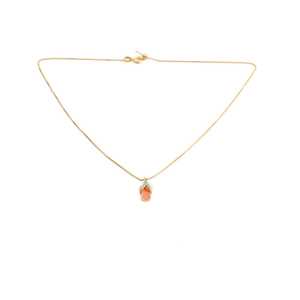 Minimalistische Goldkette mit buntem Flip-Flop-Anhänger in Koralle und Blaugrün
