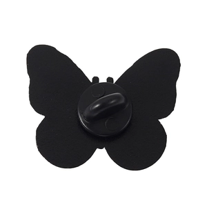 Détail du dos de la broche papillon avec finition mate noire et fermoir en caoutchouc