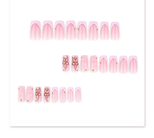 Détail de 24 faux ongles roses avec fleurs 3D, perles et design de manucure française