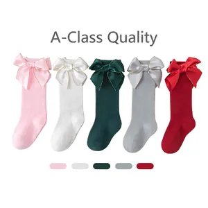 Cinq paires de chaussettes hautes pour filles avec grands nœuds en satin et texture côtelée