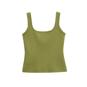 Dettaglio del gilet in maglia verde muschio con scollo quadrato e trama del tessuto