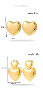 Viste dettagliate degli orecchini a cuore dorati con dimensioni e finitura lucida