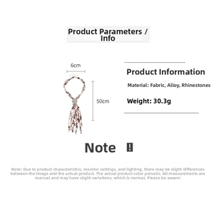 Vue détaillée du collier rétro léopard avec rose en strass et pompons en tissu