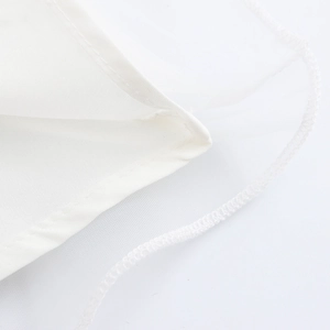 Elegantes weißes Neckholder-Minikleid mit Perlennetz und weicher gewebter Stoffstruktur