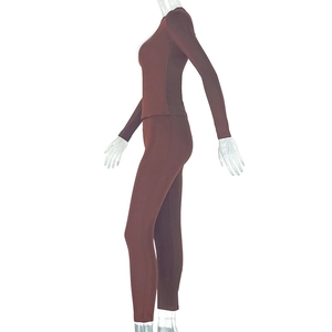 Vue latérale d'un ensemble deux pièces marron foncé moulant avec haut et pantalon