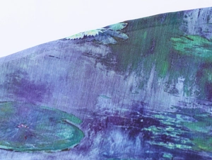 Makroaufnahme von atmungsaktivem Chiffonstoff mit blau-grünem Ölgemälde-Blumendruck