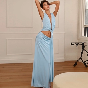 Détail de la robe sans manches bleu clair avec découpe à la taille et col en V