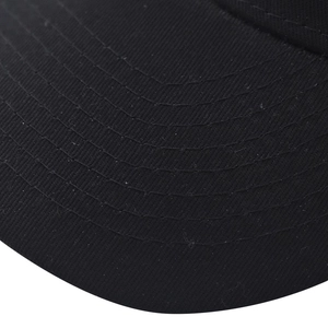 Gros plan du bord de la casquette montrant les coutures et la texture du tissu sergé