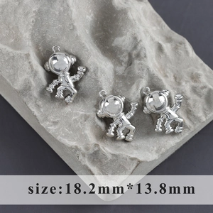 Detalle macro de tres colgantes de astronauta plateados, tamaño 18,2 mm x 13,8 mm