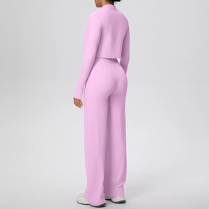 Détail de l'ensemble de yoga rose montrant le haut court et le pantalon large vus de profil