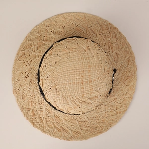 Chapeau de soleil en raphia à calotte plate avec ruban noir et bord à franges naturel