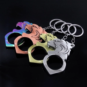 Détail de porte-clés tête de lion en quatre finitions métalliques sur fond réfléchissant