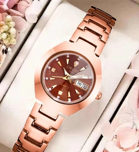 Détail d'une montre à quartz or rose avec cadran café et cristaux en coffret