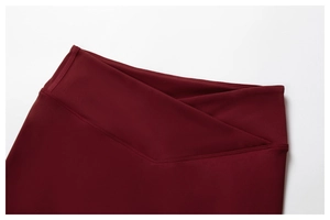 Detail der weinroten Yoga-Shorts mit V-förmigem Kreuzbund und flachen Nähten