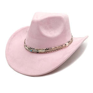 Détail du chapeau de cowboy rose avec ruban motif serpent et pendentif turquoise