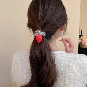 Élastique à cheveux fraise avec perles transparentes pour queues de cheval élégantes
