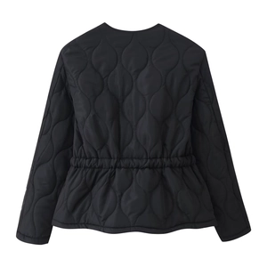 Vue détaillée du dos d'une veste matelassée noire avec matelassage gourde et taille élastique