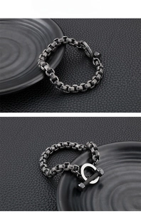 Macro detail van titanium stalen schakelarmband met industriële halter-knevelsluiting