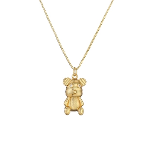 Goldene Halskette mit strukturiertem Bärenanhänger und Zirkonia-Augen auf weißem Grund