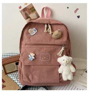 Mochila de pana rosa con bordado de osito y un colgante de peluche detallado