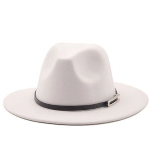 Détail du chapeau fedora en feutre blanc avec bord plat et ruban noir à boucle argentée