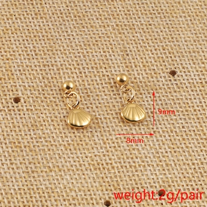 Détail de boucles d'oreilles coquillage doré 9x8mm sur tissu avec dimensions