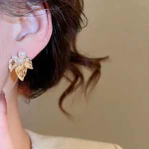 Boucles d'oreilles élégantes feuilles dorées et perles blanches au fini vintage