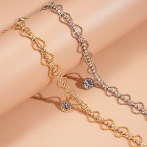 Collier style dentelle avec pendentif circulaire en zircon, finitions or et argent scintillant