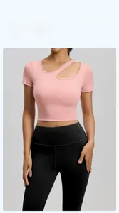 Dettaglio del top da yoga rosa con scollo a goccia e leggings neri a vita alta