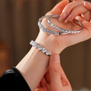 Gros plan sur les bracelets argentés étincelants avec oxydes de zirconium poire et carrés