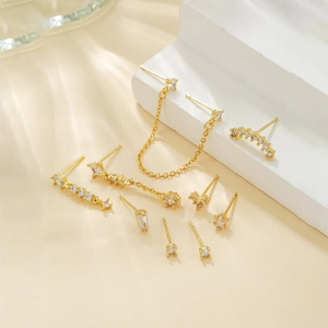 Set di 9 orecchini in oro con zirconi a cuore, nappe e bottoni geometrici per donna