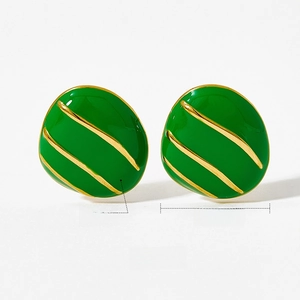 Dettaglio degli orecchini vintage a bottone in smalto da 18,5 mm in verde e oro